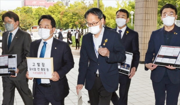 더불어민주당 의원들이 18일 정부과천청사 앞에서 ‘윤석열 전 검찰총장 고발장’을 들고 고위공직자범죄수사처로 향하고 있다.  연합뉴스 