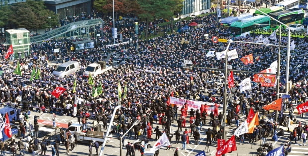 서울·전북·부산·강원 등 전국 14개 지역에서 대규모 총파업에 들어간 전국민주노동조합총연맹 조합원 2만7000여 명이 20일 서울 서대문역 사거리에 기습적으로 집결했다. 서대문역 사거리를 비롯해 도심 곳곳이 경찰 병력과 집회 참가자로 아수라장이 되면서 시민과 행인들이 큰 불편을 겪었다.   /김병언 기자 