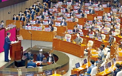 문 대통령 "코로나 손실보상 제외 업종도 도와야"…사실상 예산 증액 요청