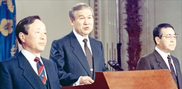 1990년 1월 노 대통령이 김영삼 민주당 총재(왼쪽), 김종필 공화당 총재(오른쪽)와 함께 민정, 민주, 공화 3당 합당을 발표하는 모습. 