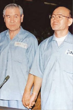1996년 8월 반란·내란죄 등으로 1심에서 징역 22년6월형을 선고받은 노 전 대통령. 오른쪽은 전두환 전 대통령. 