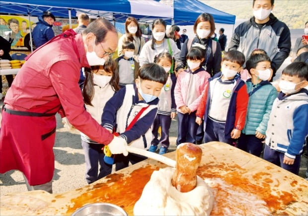 [포토] 으랏차~ 아이들과 함께 떡메치기