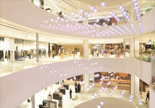 ‘백화점 같은 쇼핑몰’을 내건 AK플라자 광명점이 27일 사전 오픈한 가운데 키네틱 아트(움직이는 예술 작품)가 매장에 설치돼 있다. /뉴스1 