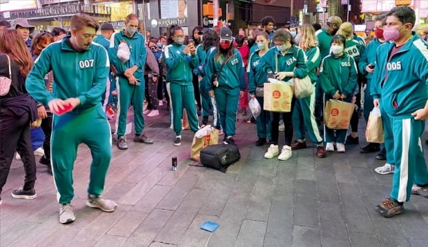 [사진으로 보는 세상] 뉴욕 타임스스퀘어 한복판서 딱지치기…‘오징어게임’ 열풍에 한류 관심도 최고조