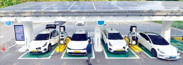 서울 양재동 ‘양재솔라스테이션’에서 태양광 신재생에너지를 이용한 전기차 충전이 이뤄지고 있다. 김영우 기자 