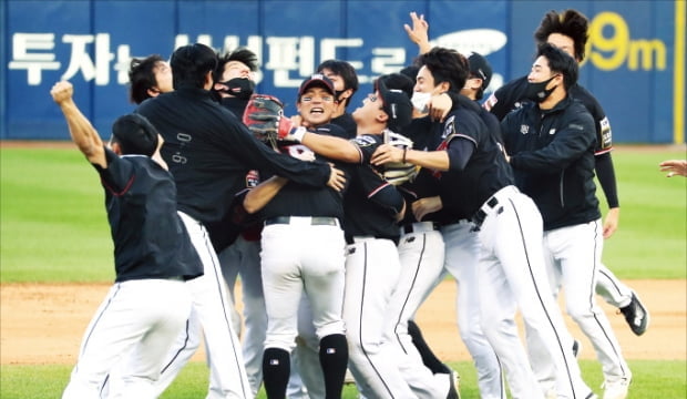 31일 대구 삼성라이온즈파크에서 열린 프로야구 2021 신한은행 쏠(SOL) KBO 정규시즌 1위 결정전에서 kt 위즈가 삼성 라이온즈에 1-0으로 승리한 뒤 우승의 기쁨을 만끽하고 있다. 76승9무59패로 정규시즌 144경기 일정을 마친 kt와 삼성은 정규리그 최초로 타이브레이커 단판 승부로 최종 1위를 가리게 됐다.  연합뉴스 