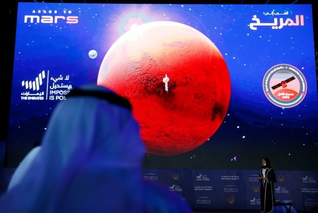 지난 2월 9일 한 아랍에미리트 인이 아말의 화성 궤도 진입 생중계 장면을 지켜보고 있다. 아말은 아랍권 첫 화성 탐사선이며 화성 궤도 진입 성공은 세계에서 다섯 번째다.  /연합뉴스