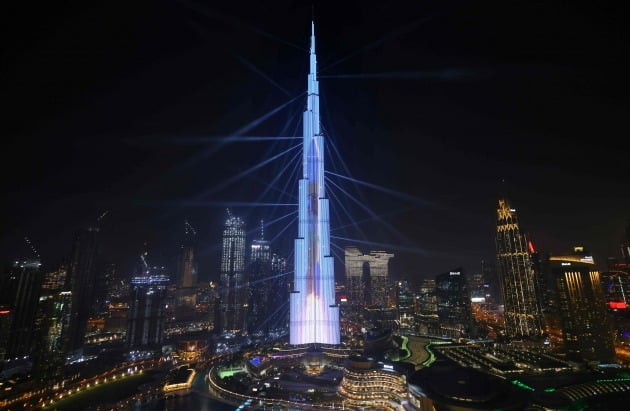 지난 2월 9일 아랍에미리트(UAE) 두바이에 있는 세계 최고층 건물 '부르즈 칼리파'에서 UAE 화성탐사선 '아말'의 화성 궤도 진입을 기념해 레이저 쇼를 펼치고 있다. /연합뉴스
