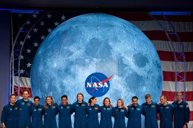 지난해 1월 휴스턴 존슨 우주센터에서 아르테미스 프로젝트에 참여할 첫 후보 우주인들을 소개하고 있다. /연합뉴스