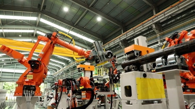 2021 ROESG 2위를 차지한 삼성엔지니어링 생산 공장에서 스마트로봇 자동화로 배관을 제작하는 모습 /삼성엔지니어링 제공