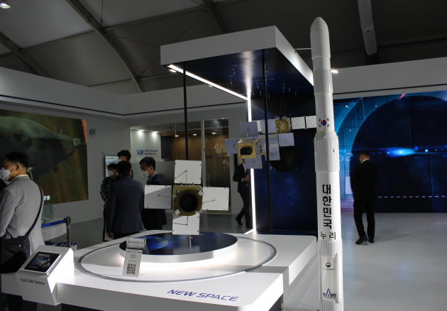 한국항공우주(KAI)가 아덱스 2021에 전시한 뉴스페이스존과 누리호 모형. 촬영: 유호승 기자