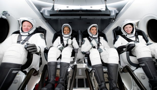 9월15일 지구 궤도를 도는 우주 여행을 떠나기 전 밝게 웃고 있는 스페이스 X 크루드래곤의 민간인 탑승객들 / AP연합뉴스 