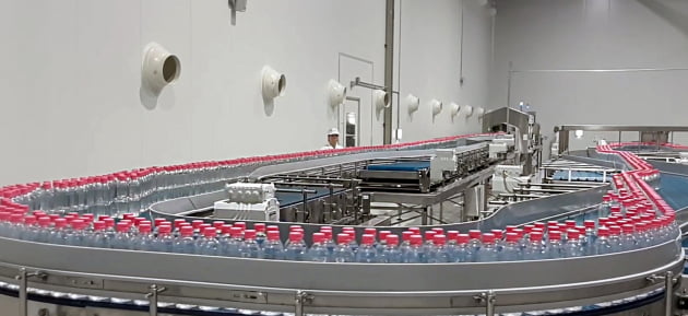 동원시스템즈 강원 횡성 무균충전음료 공장에서 제품이 생산되는 모습. 출처: 한국경제신문