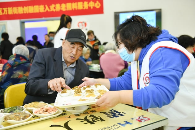 (사진) 중국 천진시 동리구 완산거리에 오픈한 ‘현대제철 노인식당’에서 지난 10월 22일 지역 노인들이 식사하고 있다. /현대제철 제공