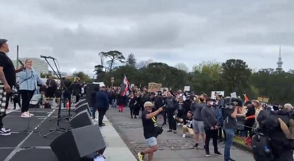 뉴질랜드서 코로나 봉쇄령 항의 1천명 '노마스크' 집회