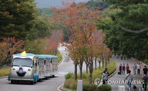 '초가을 정취 흠뻑' 연휴 마지막날 나들이 명소 북적