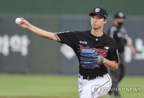 '호잉 만루포' kt, 70승 선착…한국시리즈 직행 보인다