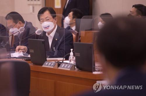 농어촌공사, 농업용 저수지에 미승인 녹조제거제 대량 살포