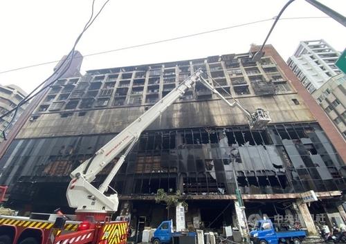 대만서 13층 주상복합 화재…17명 사망·62명 부상(종합2보)