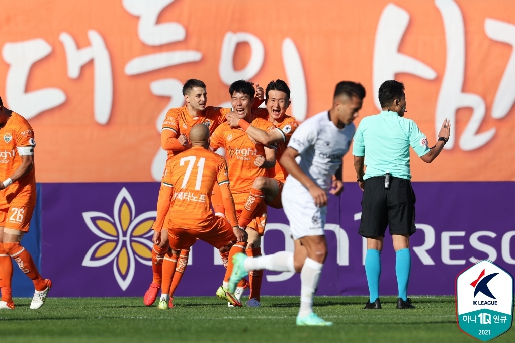 '김영빈 1골 1도움' 강원, 광주에 2-1 역전승…8위 도약