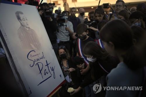무함마드 만평 보여줬다 참수당한 佛교사 1주기…곳곳 애도 물결