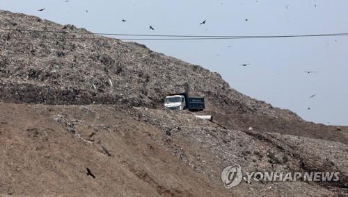 3천 곳에 산처럼 쌓인 쓰레기 8억t…골머리 앓는 인도 정부