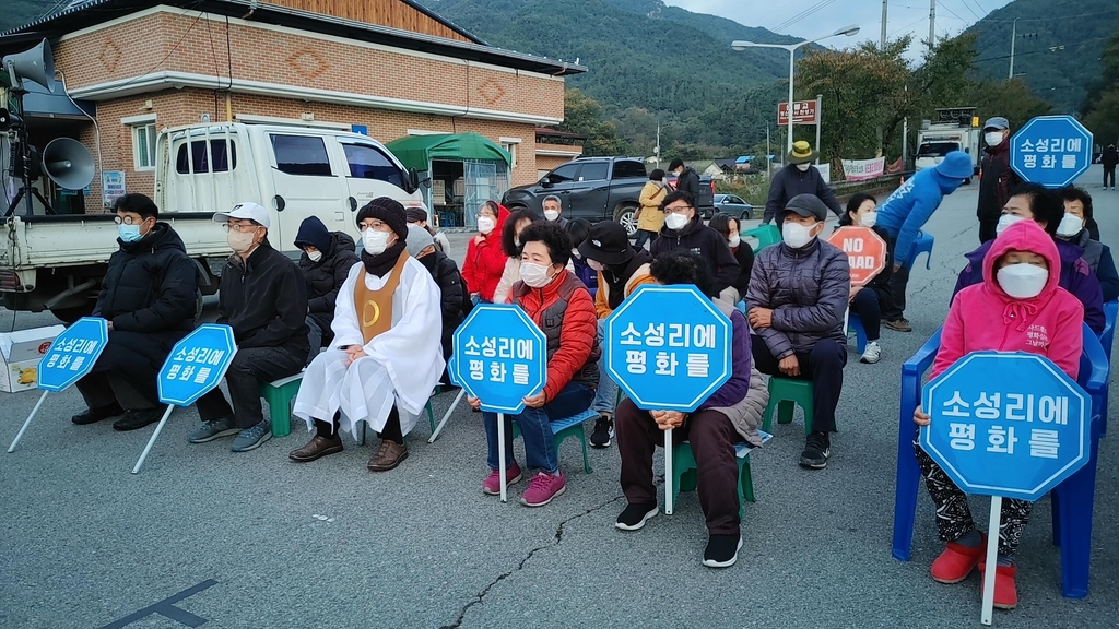 성주 사드 기지 닷새 만에 공사 자재 반입