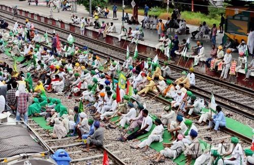 인도 농민 철로 점거 시위에 북부 철도망 일부 마비