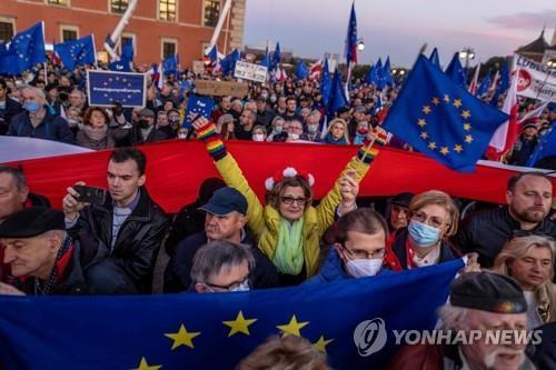 'EU와 충돌' 폴란드 총리 "EU에 남겠지만 주권침해는 거부"