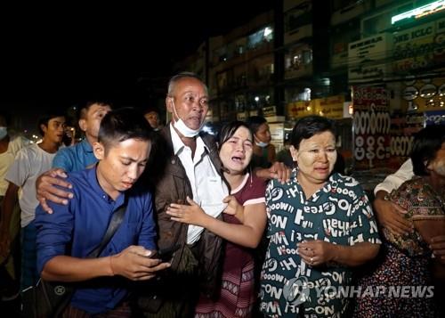 "수감된 아들이 오늘 나오겠죠"…미얀마 군정, 정치범 석방 개시(종합)