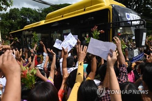 "수감된 아들이 오늘 나오겠죠"…미얀마 군정, 정치범 석방 개시(종합)