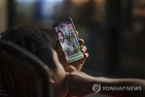 중국 "소비 부추기는 영상"…더우인·콰이서우에 벌금