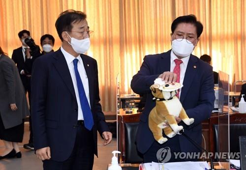 "대장동은 양두구육"…'양의 탈 쓴 개' 인형에 국감중단 소동