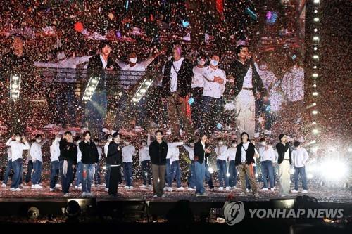 다음달 10명 이하 심야회식 부활…12월엔 'K팝 콘서트' 보러간다