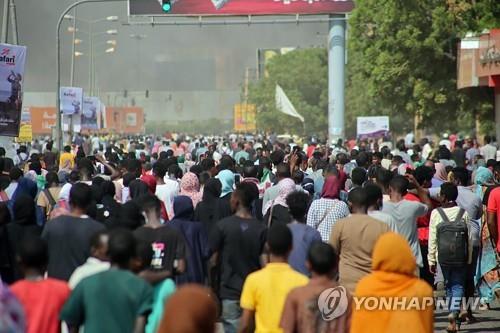 쿠데타 수단 군부, 시위대에 발포…2명 사망·80명 부상