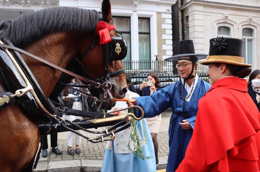 [월드&포토] 英왕실마차 타고 버킹엄궁에 나타난 한국의 '김선비'