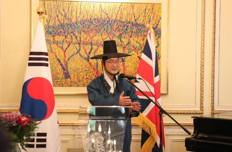 [월드&포토] 英왕실마차 타고 버킹엄궁에 나타난 한국의 '김선비'