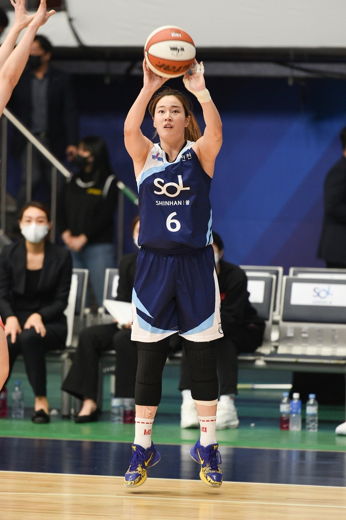 '김아름 3점슛 7개' 여자농구 신한은행, BNK 잡고 시즌 첫 승
