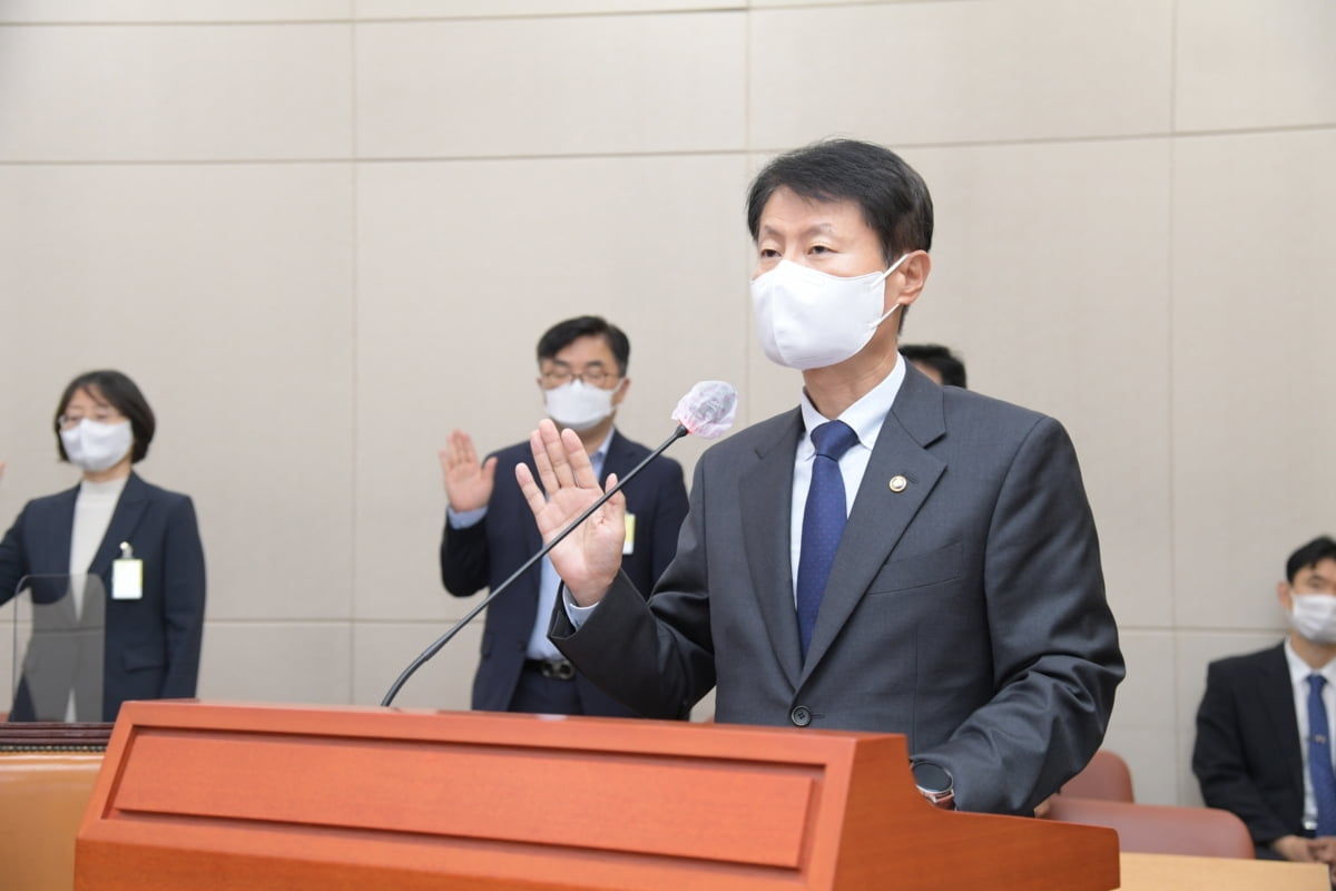"백신 개발 지원, 정부 역할 미흡"...김강립 식약처장 "여러 수단 강구해 최선의 결과 낼 것"