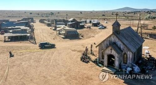 "볼드윈, 총 쏘는 장면 연습하다 권총 격발돼"…안전 외면 `인재` 가능성 제기