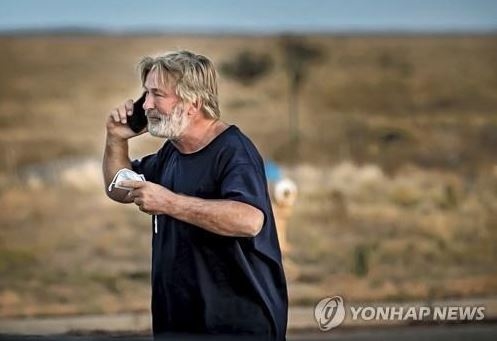 "볼드윈, 총 쏘는 장면 연습하다 권총 격발돼"…안전 외면 `인재` 가능성 제기