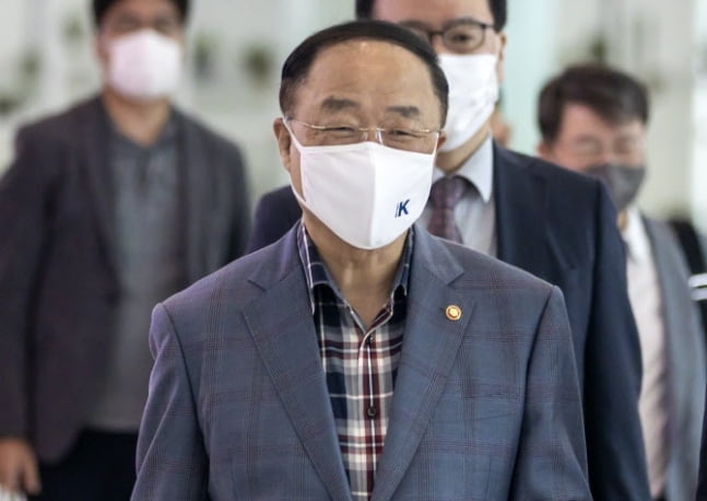 홍남기, G20 회의·한국경제설명회 참석차 출국