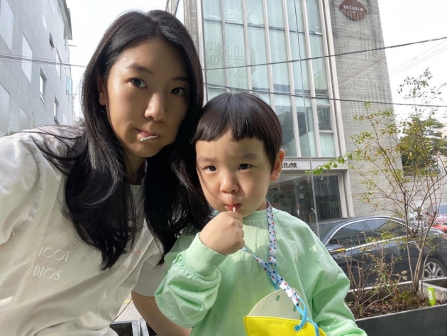 '이필모♥' 서수연, 청담 명품거리서 고양이놀이 하는 아들에 "냐옹이 낳은 건 아냐" [TEN★]