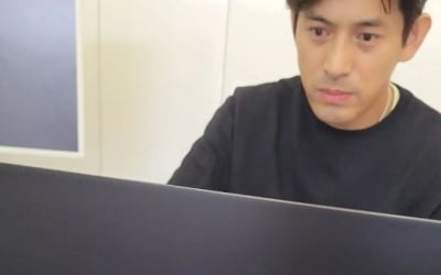 '은보아♥' 오지호, 노트북 앞에서 심각한 표정…무슨 일? [TEN★]