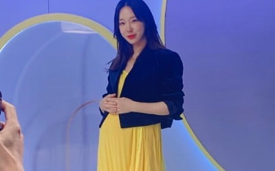 '문재완♥' 이지혜, 볼록한 D라인 돋보이는 "임신 8개월"…상큼한 개나리 원피스 [TEN★]