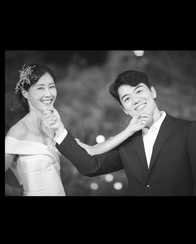 이현이♥홍성기, "9주년 결혼기념일" 리마인드 웨딩…S전자 남편도 모델 비주얼 [TEN★]