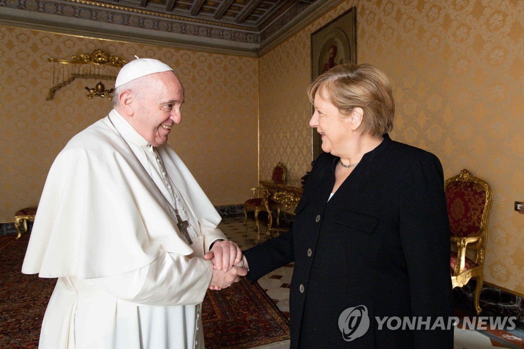 퇴임하는 메르켈 독일 총리, 바티칸서 교황에 작별인사