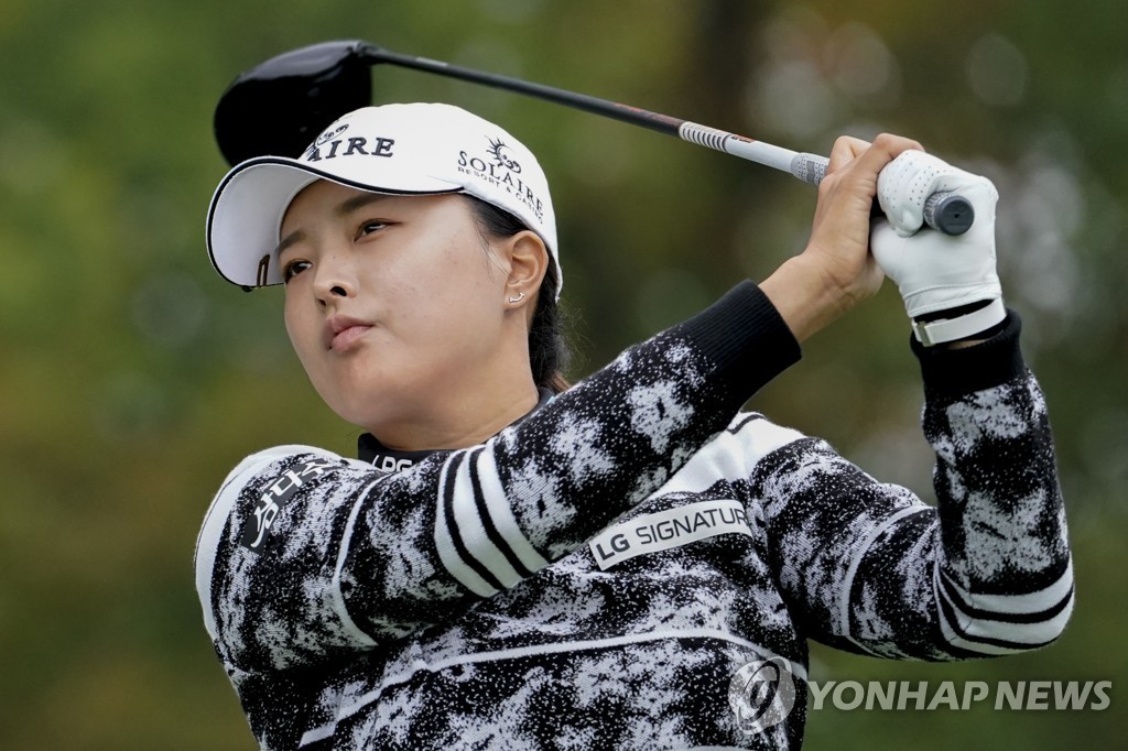 고진영, LPGA 파운더스컵 1R 단독 선두…타이틀 방어 '파란불'(종합)