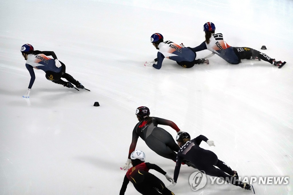 Short track speed track Choi Min-jung and Kim Ji-yu collide in the ...