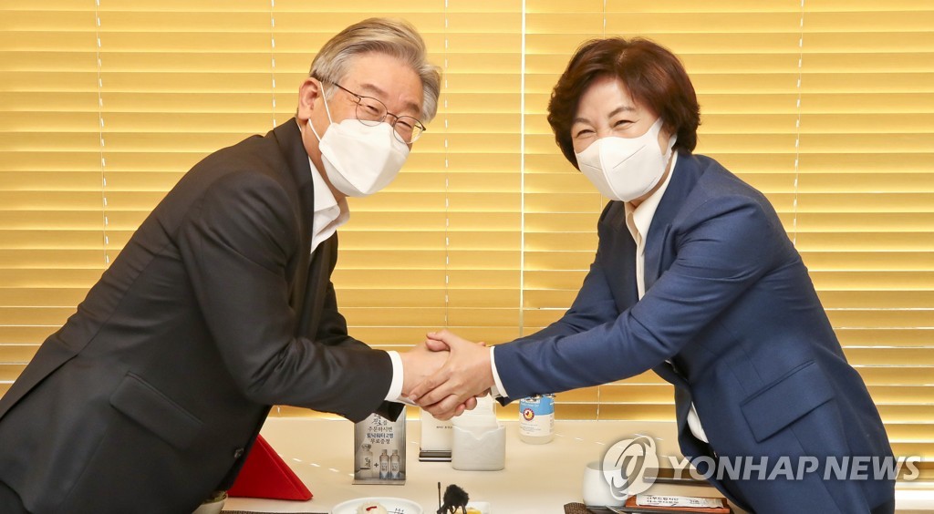 '원팀' 매듭 풀고 전통시장 달려간 이재명…"골목경제 지원"(종합)